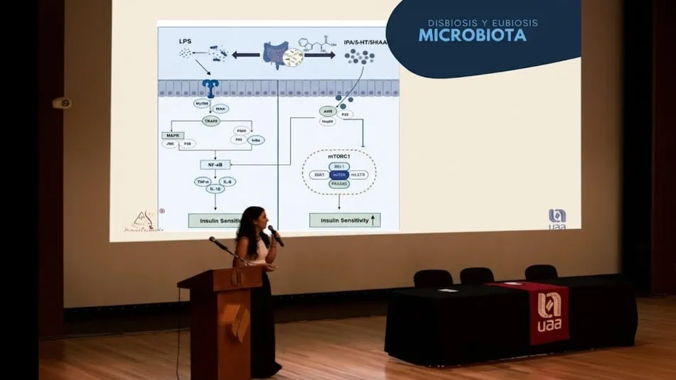 María Fernanda imparte una ponencia sobre microbiota y sensibilidad a la insulina en un auditorio de la UAA